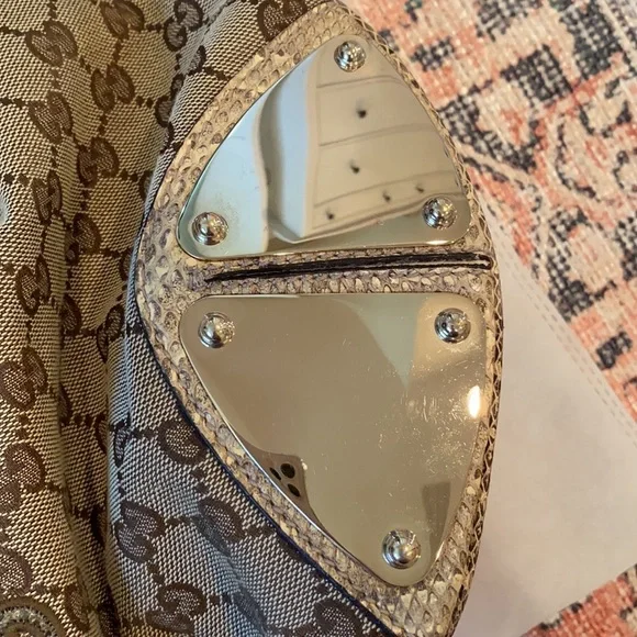 Gucci Crest Indy Hobo Bag (Limited Edition) - Picture 10 of 12